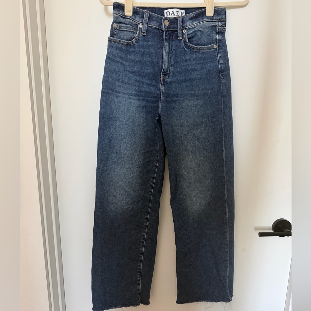 DAZE  High-waist raw hem crop Jeans in Dark Blue